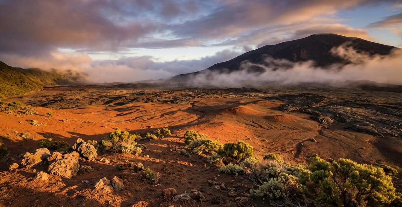 Vue panoramique des paysages volcaniques du Piton de la Fournaise avec la Plaine des Sables